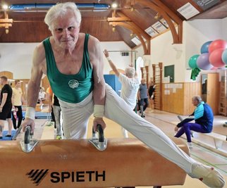 Auch mit 80 Jahren stimmt die Körperspannung am Pferd noch auf den Punkt: Jörg Sommerschuh vom SV Niederwiesa gehörte am Sonnabend beim Gedenkturnen in Bernsbach zu den ältesten Startern. 