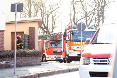 Rauchentwicklung auf einem Balkon hat am frühen Donnerstagabend im Bereich der Plauener Knielohstraße zu einem Feuerwehreinsatz geführt. 