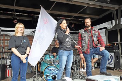 Katrin Pilz, Gleichstellungsbeauftragte der Stadt Freiberg, und die Organisatoren Kati Hofmann und Kenneth Hädecke (v.l.) begrüßen die Biker auf dem Obermarkt. 