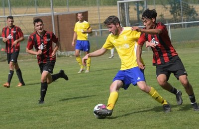 Der Mülsener Torschütze zum 2:0, Michael Herbst (am Ball), behauptet sich hier im Zweikampf gegen Lok-Spieler Mohammad Rahimi.