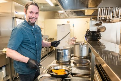 In der Küche ist ab sofort Miroslav Auterský der Chef. Mit einer neuen Speisekarte hat er ein erstes Ausrufezeichen gesetzt.