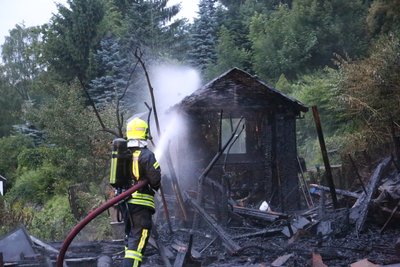 Am frühen Montagmorgen ist eine Gartenlaube oberhalb der Bruno-Matthes-Straße in Annaberg-Buchholz vollständig abgebrannt.