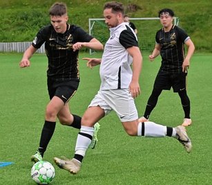 Der SV Auerhammer um Fabio Leistner (l.) hat am Freitag gegen Athletic Sonnenberg getestet und gewonnen. Die neue Saison stellt auch für den SVA eine große Herausforderung dar. 