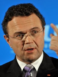 CSU-Landesgruppenchef Hans-Peter Friedrich (CSU, Archivfoto) übernimmt nach dem Rücktritt von Verteidigungsminister Karl-Theodor zu Guttenberg (CSU) das Bundesinnenministerium. Der bisherige Innenminister Thomas de Maizière (CDU) wird Nachfolger Guttenbergs im Wehrressort.