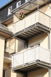 Ersten Angaben zufolge hatte heiße Asche in einem Behältnis zu dem Schmorbrand geführt. 