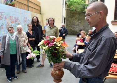 Die Vernissage glich unter Beachtung der Hygieneregeln einer Gartenparty und Familienfeier. Jörg Seifert bedankte sich mit je einer Blume symbolisch bei den beteiligten Künstlern. 