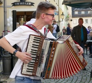 Dr Paul aus'n Arzgebirg spielte mit seinem Akkordeon in der Körnerstraße auf. 