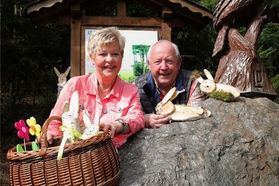 Der Heimatverein Antonsthal - im Bild: Claus und Christine Schramm - schmückt sogar Teile des Naturlehrpfads österlich. 