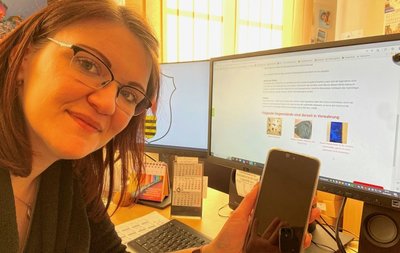 Sandy Hader mit einem an der Lutherstraße gefundenen Handy. Die Stadt zeigt aktuelle Fundsachen mit Foto auf ihrer Homepage. 