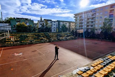 Niners-Kapitän Jonas Richter auf einem alten Basketballplatz in Peja. "So was liebe ich ja", sagte er. 