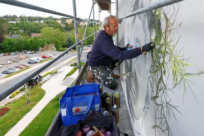 Jens Müller alias „Tasso“ sprüht ein riesiges Kunstwerk an die Hausfassade.