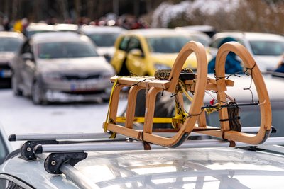 Manch ein Skodaliebhaber hatte vorgesorgt. Während er mit Freunden fachsimpelte, konnte der Nachwuchs Schlitten fahren.