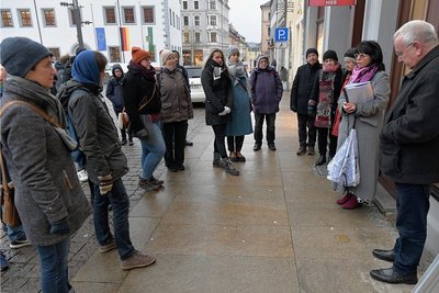 Am Nachmittag führte ein Rundgang des Zeitzeugenvereins zu Stolpersteinen in Freiberg. Sie erinnern an jüdische Menschen, die in Freiberg lebten und von den Nazis ermordet wurden.