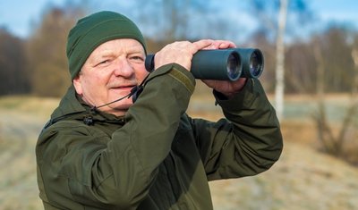 Ornithologe Udo Kolbe beobachtet im Naturschutzgebiet Reukersdorfer Heide Vögel. Seinen Aufzeichnungen zufolge kehren viele Zugvögel zeitiger aus ihren Winterquartieren zurück. 