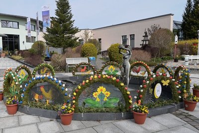 Wasser spielt in Bad Schlema eine besondere Rolle. Das Schmücken des Osterbrunnens vorm Gesundheitsbad nahm wie jedes Jahr der Kneipp-Verein. 