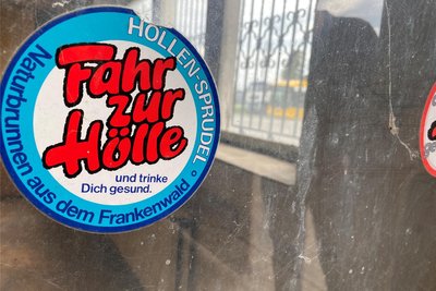 Nicht mehr ganz taufrisch – die alte Werbung zeigt die Herkunft des Wassers und dass der Standort ziemlich lange in Betrieb war.