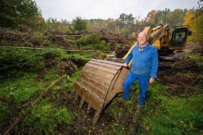 Steinbruchbesitzer Steffen Weißbach stellt nicht nur den Steinbruch für den Wettbewerb zur Verfügung, er hilft auch beim Präparieren der Strecke.