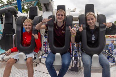 Willy, Josie und Martha (von links) haben unter anderem das Fahrgeschäft „G-Force The Ride“ getestet.