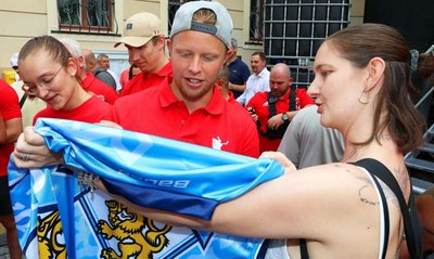 Besonders die Autogramme der beiden finnischen Stürmer Jasper Lindsten (vorn) und Henri Kanninen waren bei den Eispiraten-Fans während der Mannschaftspräsentation am Samstagabend gefragt. 