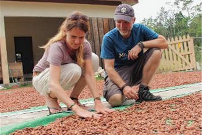 Peggy und Patrick Walter von Choco del sol prüfen die getrockneten Kakaosamen. Foto: Patrick Walter