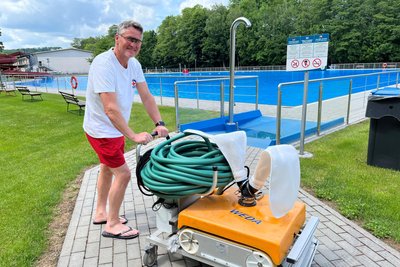 René Schneider hält in Weißenborn das Badebecken mit einem ferngesteuerten Gerät sauber.