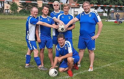 Schlagen in der Landesliga auf: Die Faustballer des SV Eppendorf mit Abteilungschef Sebastian Günther (r.). 