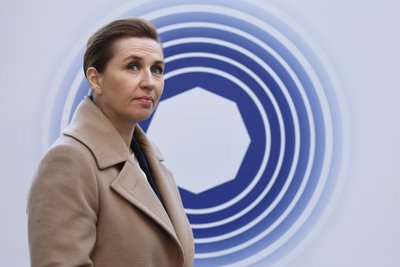 Dänemarks Ministerpräsidentin Mette Frederiksen trifft am Montag zum Sondergipfel der EU im Brüsseler Egmont-Palast ein.