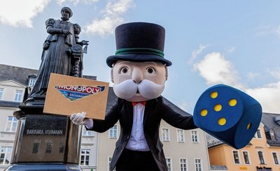 Mister Monopoly stattete Barbara Uthmann auf dem Annaberger Markt einen Besuch ab, um für die neue Sonderedition zu werben. 