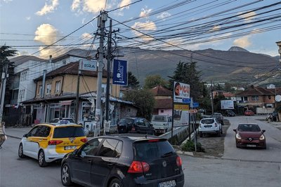 Stromkabel a la Kosovo vor den "Verwunschenen Bergen". 