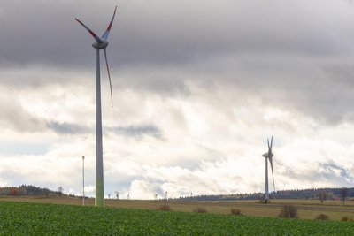 Von einst 14 Anlagen sind im Windpark in Jöhstadt nur diese beiden übrig. Nun aber könnten in direkter Nachbarschaft neue dazukommen.