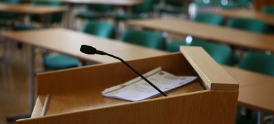 Blick in den Ratsaal im Auer Rathaus. Im neuen Stadtrat von Aue-Bad Schlema sind künftig 25 Politiker vertreten. 