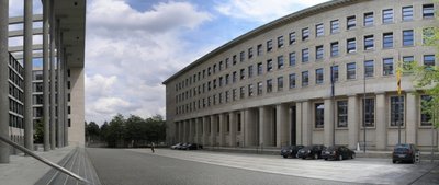 Die in Berlin tätigen Mitarbeiter des Auswärtigen Amtes arbeiten zu einem großen Teil im ehemaligen Sitz des SED-Zentralkomitees (rechts) am Werderschen Markt. Bis 1945 beherbergte das Gebäude die Reichsbank. Links der Neubau des Auswärtigen Amtes.