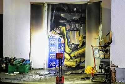 Durch die Außentür ist ein Teil des brandgeschädigten Lagerbereichs zu sehen. 