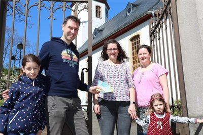 Pfarrer Frank Trommler bespricht mit seiner Frau Katharina und Katrin Thum (v. l.) die Pläne für das Fest.