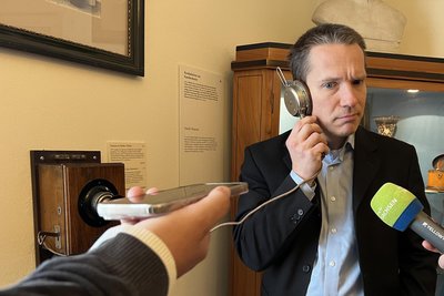 Sven Hellbach beim Telefonieren mit Clara: dem skeptischen Blick folgte ein sehr zufriedener nach einem gelungenen Gespräch mit der Clara-Schumann-KI.