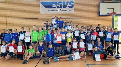 Die Besten des Athletiktests der jungen Skilangläufer halten stolz ihre Urkunden in die Kamera. 
