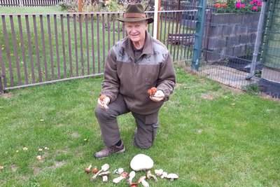 Seit 1986 berät Rüdiger Rasche die Pilzsammler. Der 72-Jährige hat am Donnerstag etliche Schwamme gefunden.