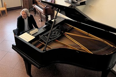 Dr. Thomas Synofzik, Leiter des Zwickauer Robert-Schumann-Museums, am Flügel, der von „Geisterhand“ gespielt wird.