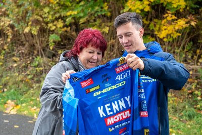 Romy Etling engagiert sich in vielerlei Hinsicht für den Enduro-Sport. Hier überreicht ihr der Chemnitzer Starter und deutsche Meister Jeremy Sydow ein signiertes Trikot.