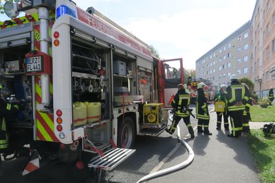 In der Wohnung fanden die Einsatzkräfte eine Frau, die in ein Krankenhaus kam.