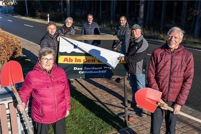 Nachdem der Rechtsstreit gewonnen war, hatte die BI in Grünbach die Protestplakate entfernt und die Spaten wieder weggeräumt. Jetzt hat Mitnetz den Ausbau komplett gestoppt.
