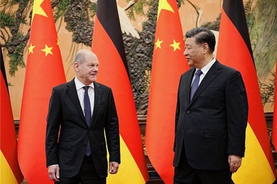 Bundeskanzler Olaf Scholz (links) Anfang November während seiner Kurzvisite bei Chinas Staatschef Xi Jinping in Peking: Für Scholz war es die richtige Reise zum richtigen Zeitpunkt. Kritiker sehen das anders. 