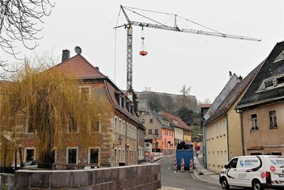 Seit Wochenbeginn bestimmt ein großer Kran am Ottendorfer Berg das Stadtbild in Hainichen. 