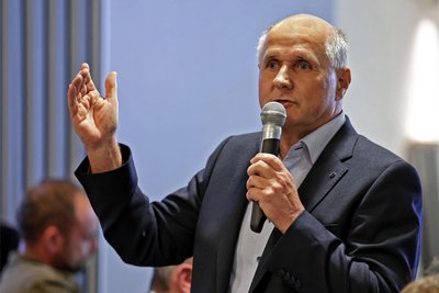 Bürgermeister Jochen Fankhänel (Freie Wähler) bei einem Forum zum Naturbad: Die Entscheidung über das Projekt fällt wohl etwas später als erwartet.
