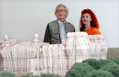 Christo und seine Frau Jean-Claude hinter dem Modell des verhüllten Berliner Reichstags bei einer Ausstellung im Würth Museum in Rioja (Spanien).