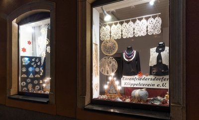 Ein echter Hingucker sind die vom Klöppelverein gestalteten Fenster in einem ehemaligen Gardinen-Geschäft an der B 95.