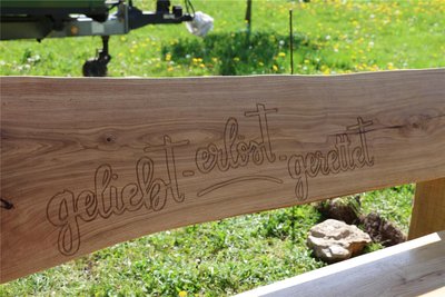 „Geliebt - erlöst - gerettet" - drei Worte, die die Hoffnung der Christen widerspiegeln. Verewigt in einer neuen Bank.