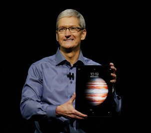 Tim Cook mit dem neuen iPad Pro.