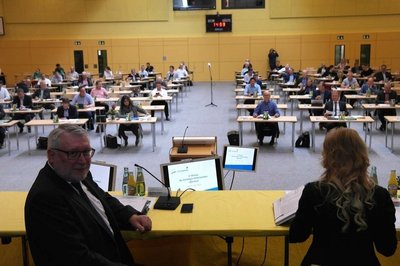 Landrat Matthias Damm (l.) auf dem Podium in der Harth-Arena in Hartha.