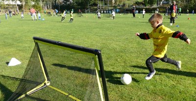 Das Runde muss auch beim Funino ins Eckige. Nur dass das Tor deutlich kleiner ist als gewohnt und es auf jedem Spielfeld mehrere davon gibt - da braucht es Präzision. Ab der Spielzeit 2024/25 soll diese Spielform in den Altersklassen der G- bis E-Jugend die klassische Art ersetzen. 